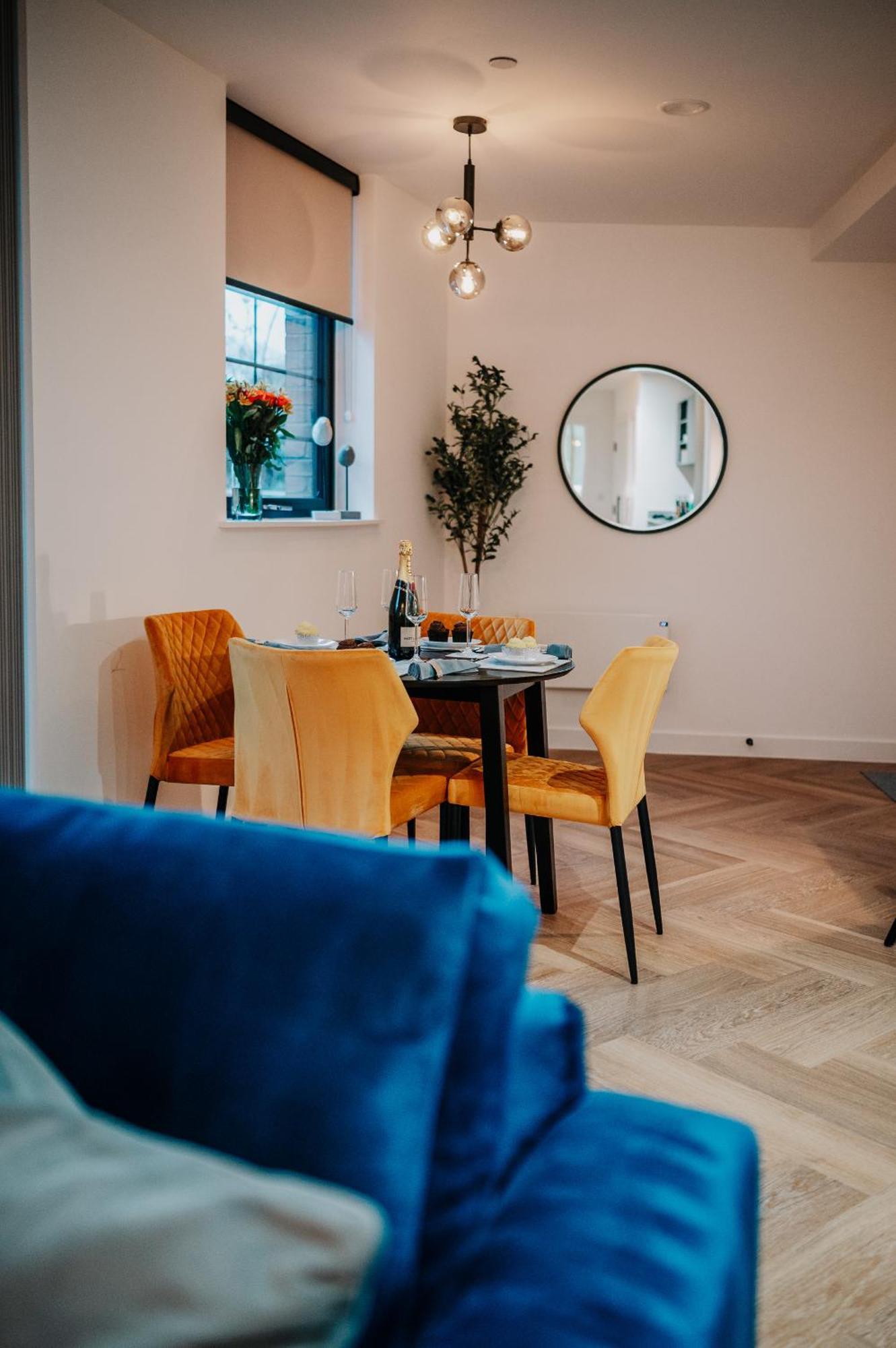 Stunning Industrial Style Gem, Centre, Balcony Canal View, Fast Wifi, Contractors, Families Apartment Birmingham
