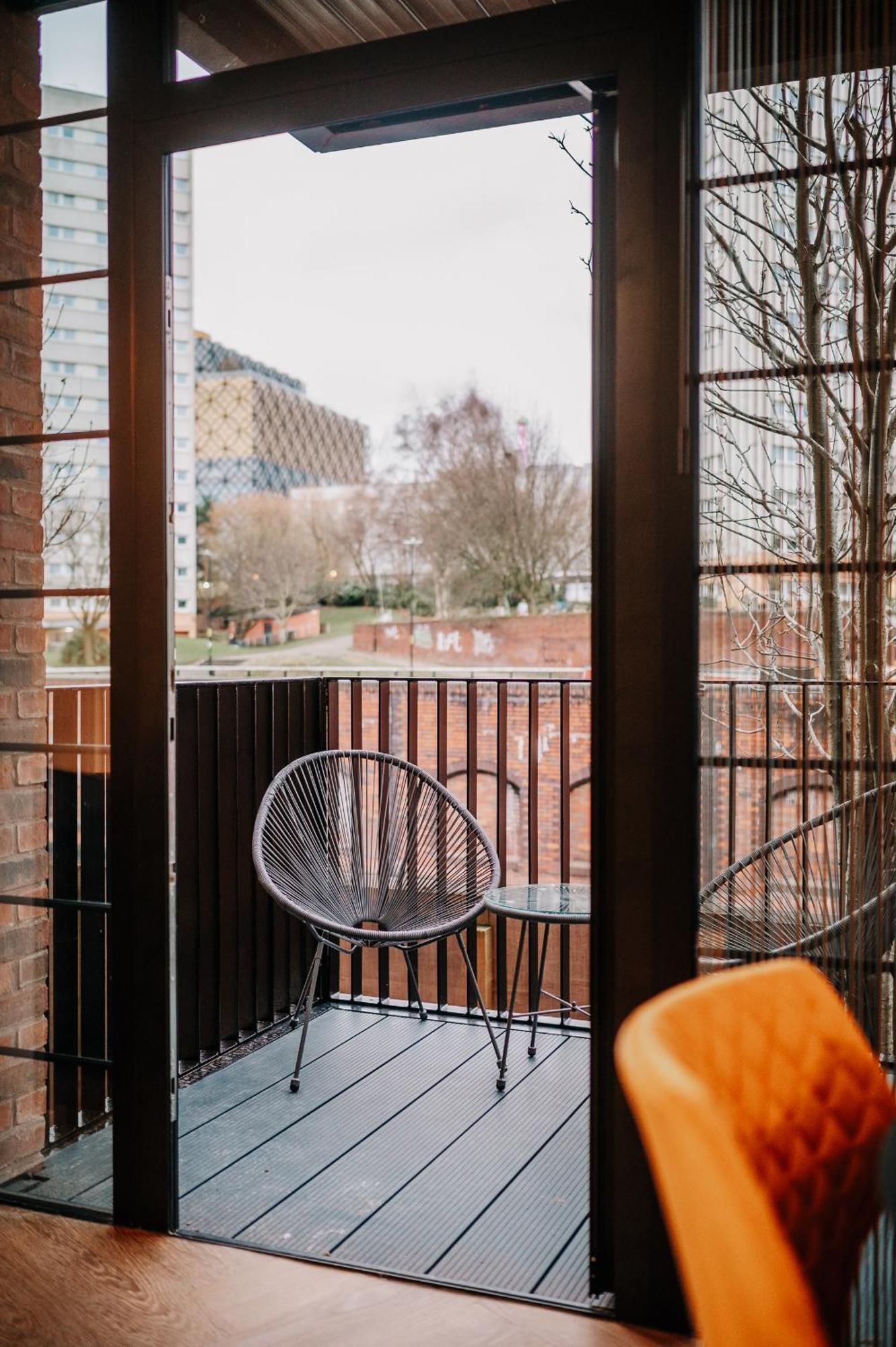 Stunning Industrial Style Gem, Centre, Balcony Canal View, Fast Wifi, Contractors, Families Apartment