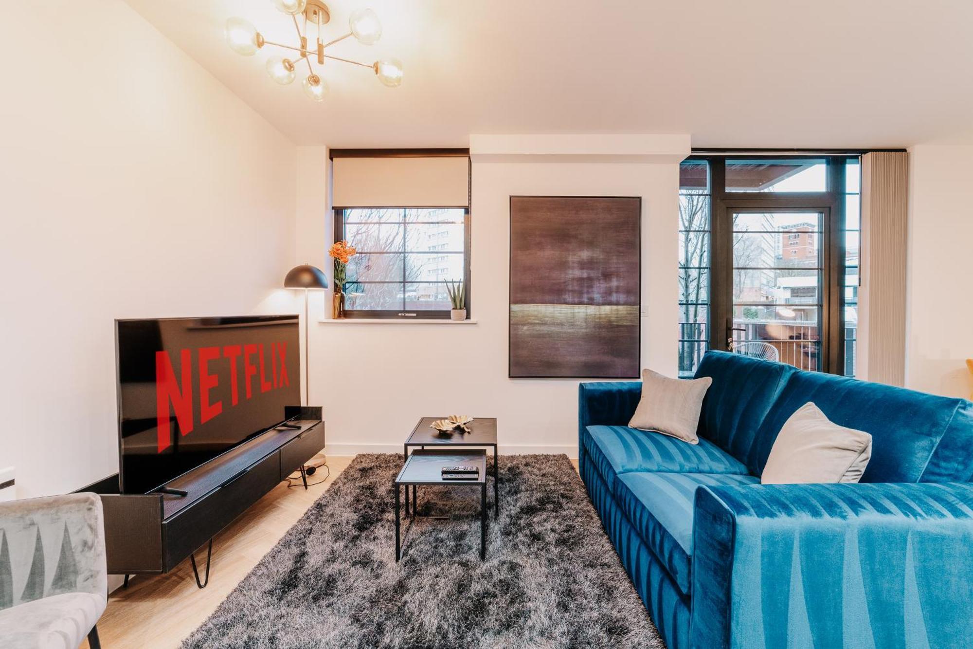 Stunning Industrial Style Gem, Centre, Balcony Canal View, Fast Wifi, Contractors, Families Apartment Birmingham