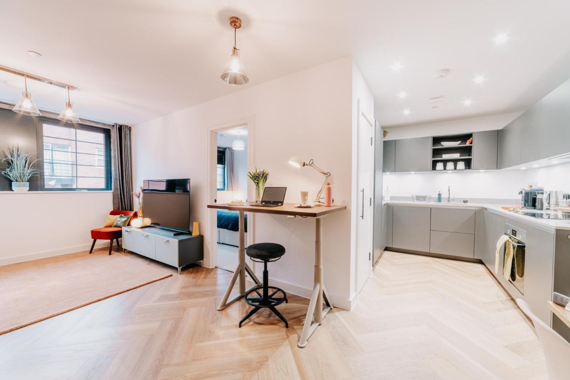 Stylish Grade Ii Listed Pad, Centre, Fast Wifi, Contractors, Families