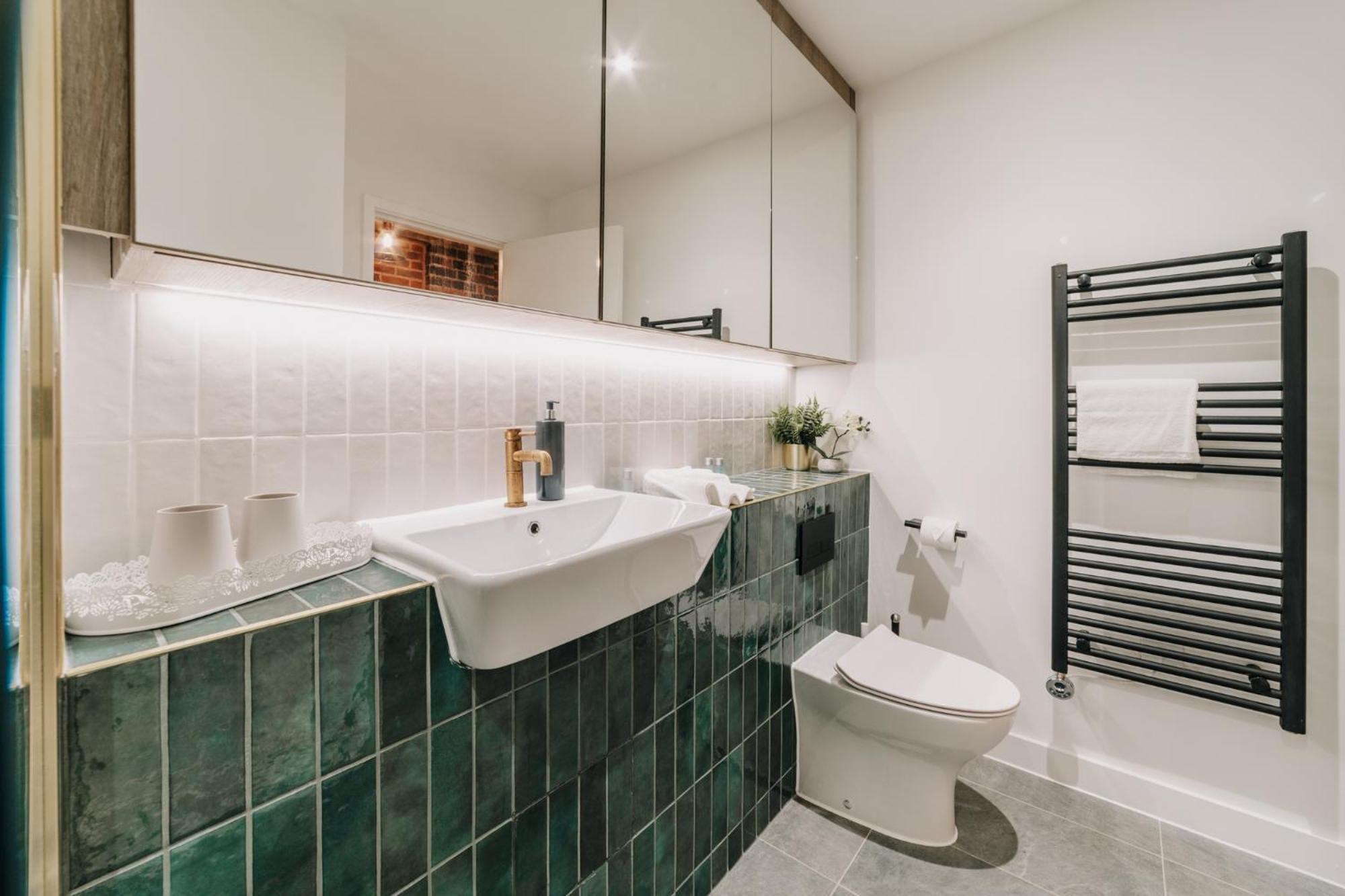 Stylish Grade Ii Listed Pad, Centre, Fast Wifi, Contractors, Families