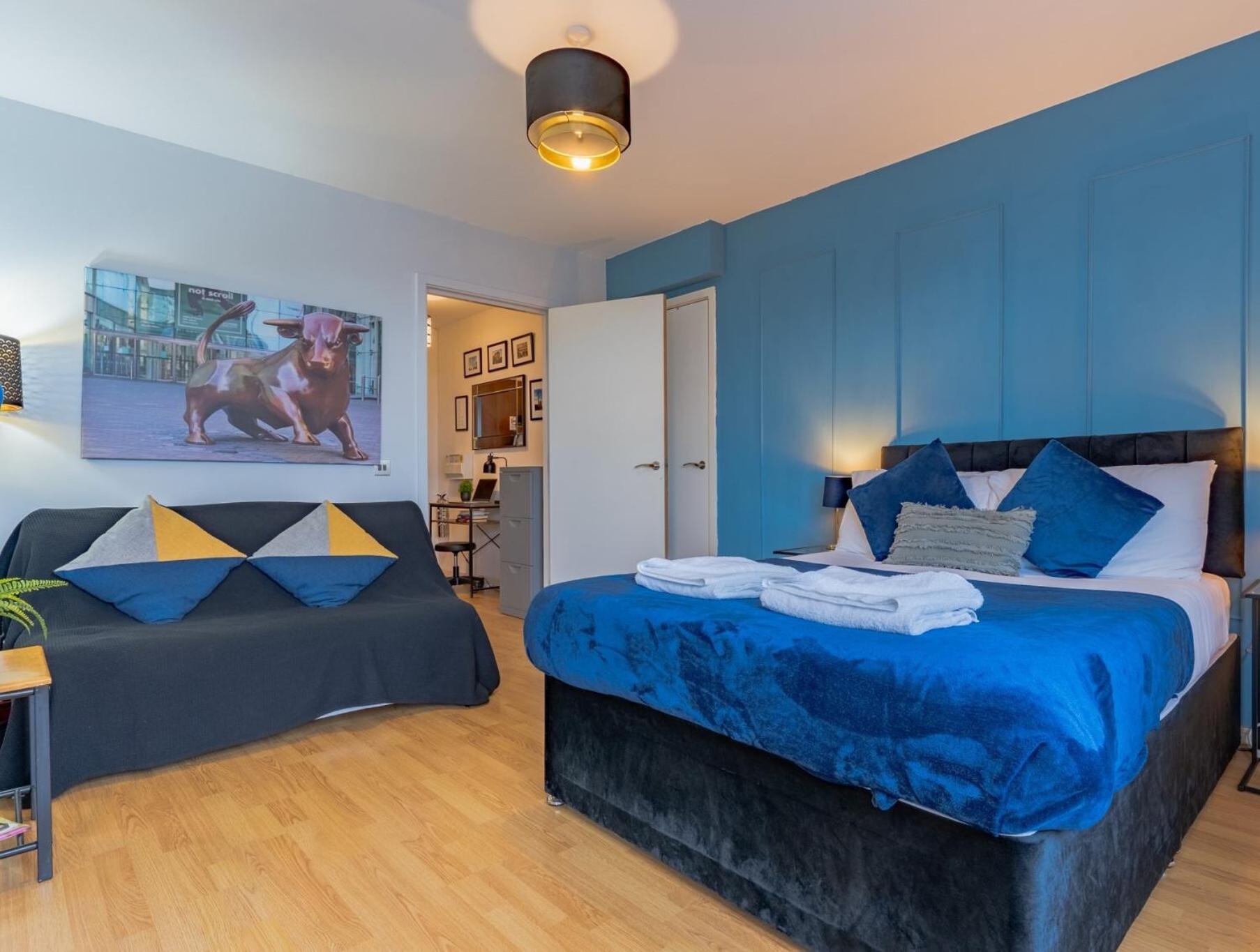 City Skyline View Studio - Central Apartment