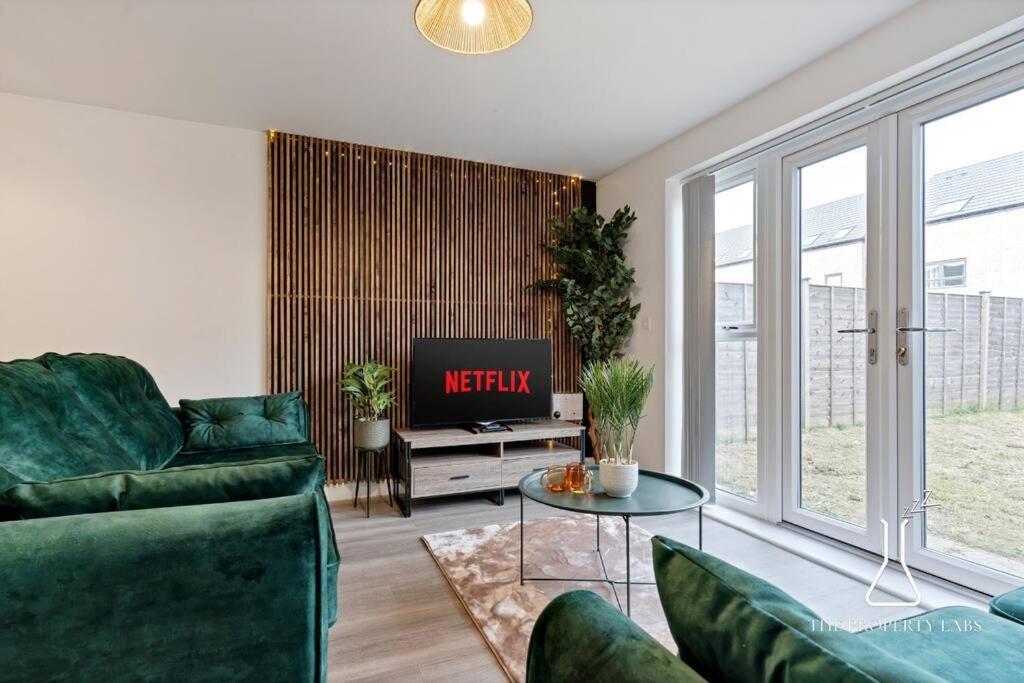Luxury Centre 2 Bed Retreat - Sleeps 4 - Free Parking