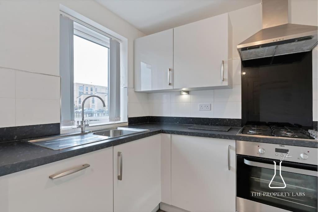 Luxury Centre 2 Bed Retreat - Sleeps 4 - Free Parking