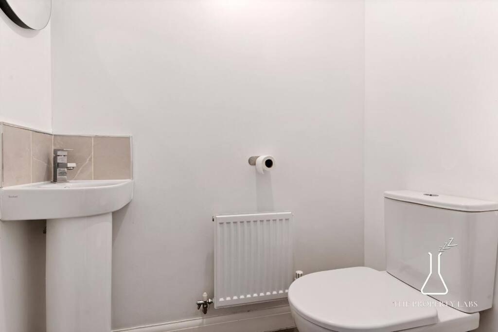 Luxury Centre 2 Bed Retreat - Sleeps 4 - Free Parking Apartment *