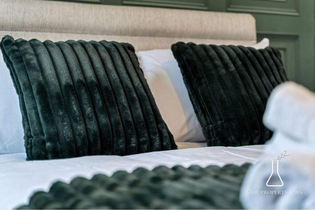Luxury Centre 2 Bed Retreat - Sleeps 4 - Free Parking
