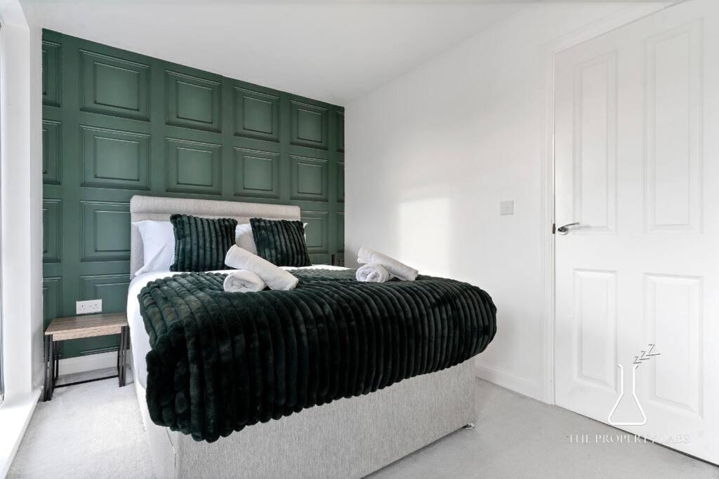 Luxury Centre 2 Bed Retreat - Sleeps 4 - Free Parking Apartment *