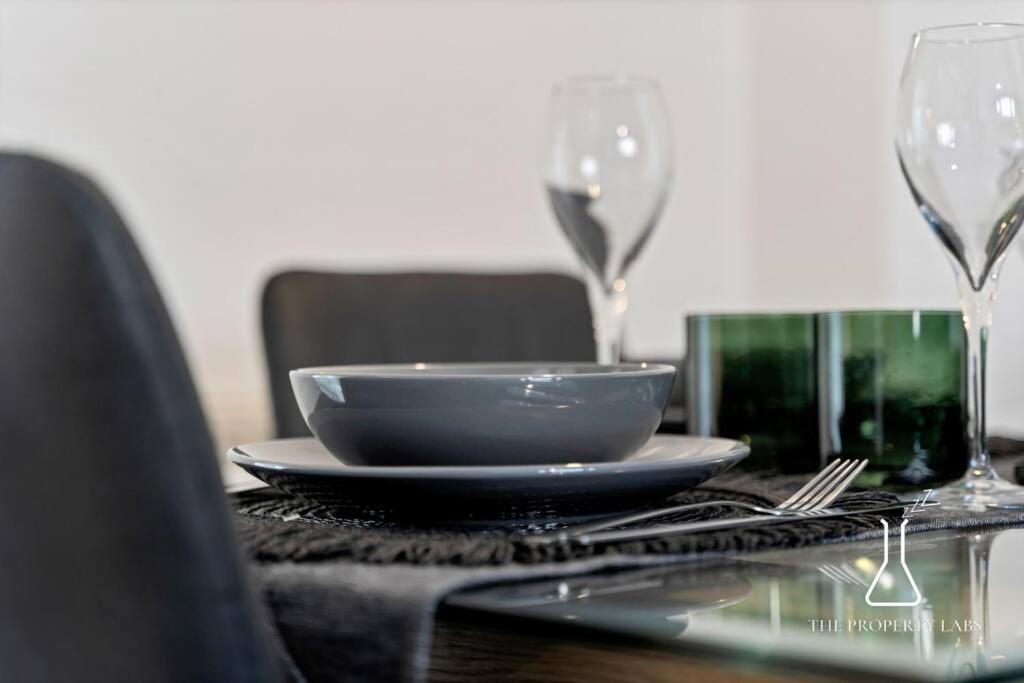 Luxury Centre 2 Bed Retreat - Sleeps 4 - Free Parking Apartment Birmingham