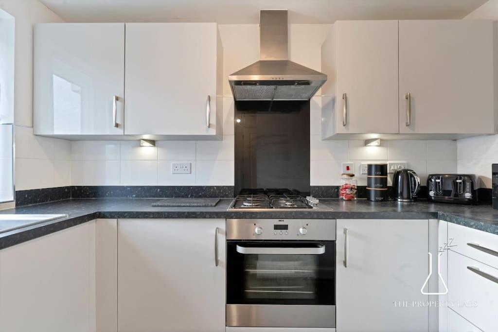 Luxury Centre 2 Bed Retreat - Sleeps 4 - Free Parking