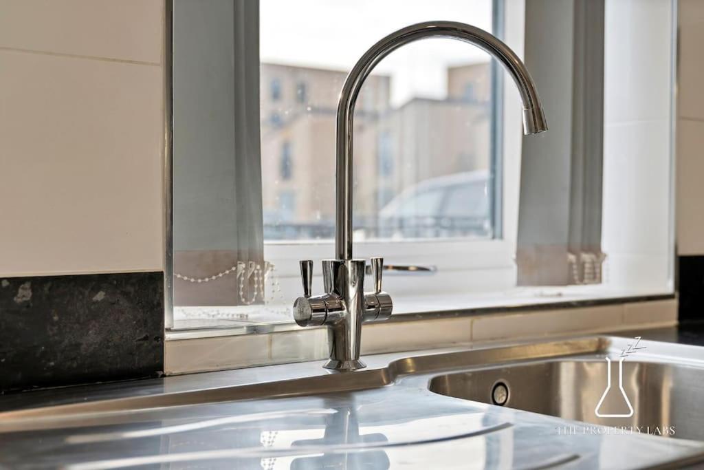 Luxury Centre 2 Bed Retreat - Sleeps 4 - Free Parking Apartment *