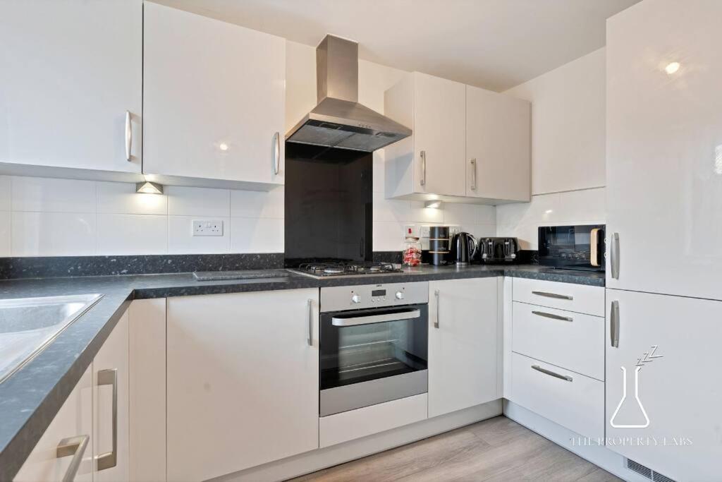 Luxury Centre 2 Bed Retreat - Sleeps 4 - Free Parking *