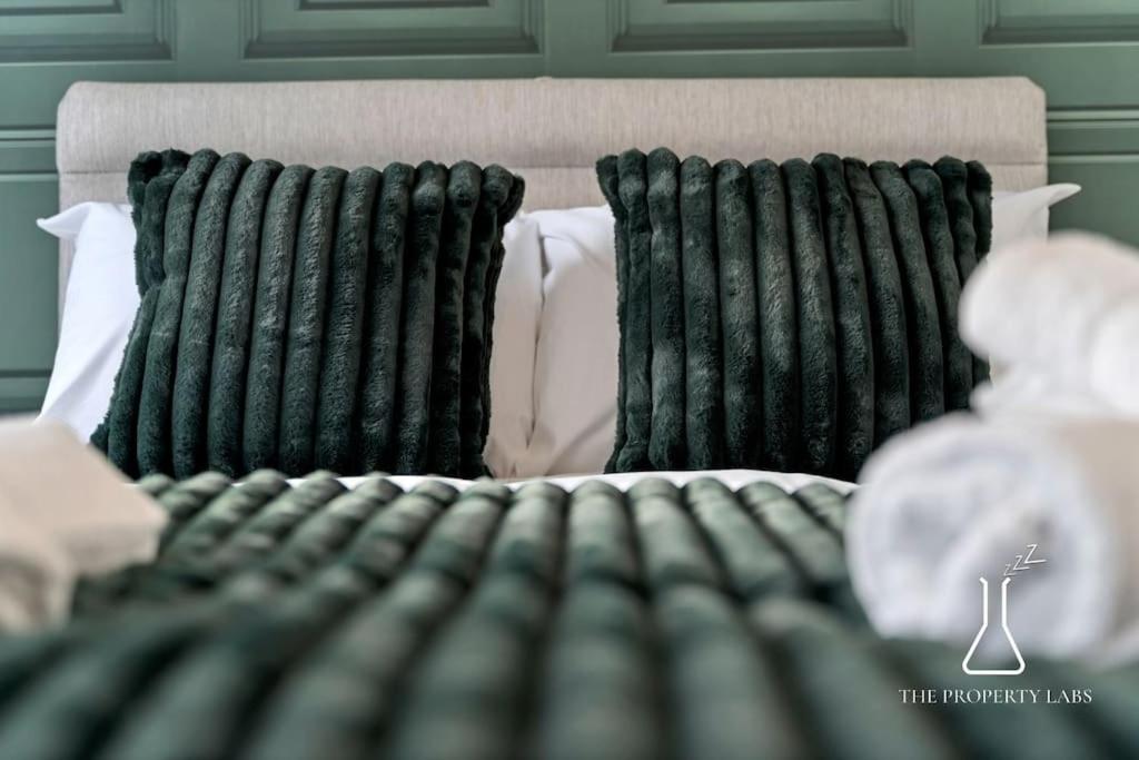 Luxury Centre 2 Bed Retreat - Sleeps 4 - Free Parking