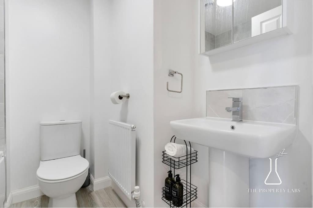 Luxury Centre 2 Bed Retreat - Sleeps 4 - Free Parking Apartment *