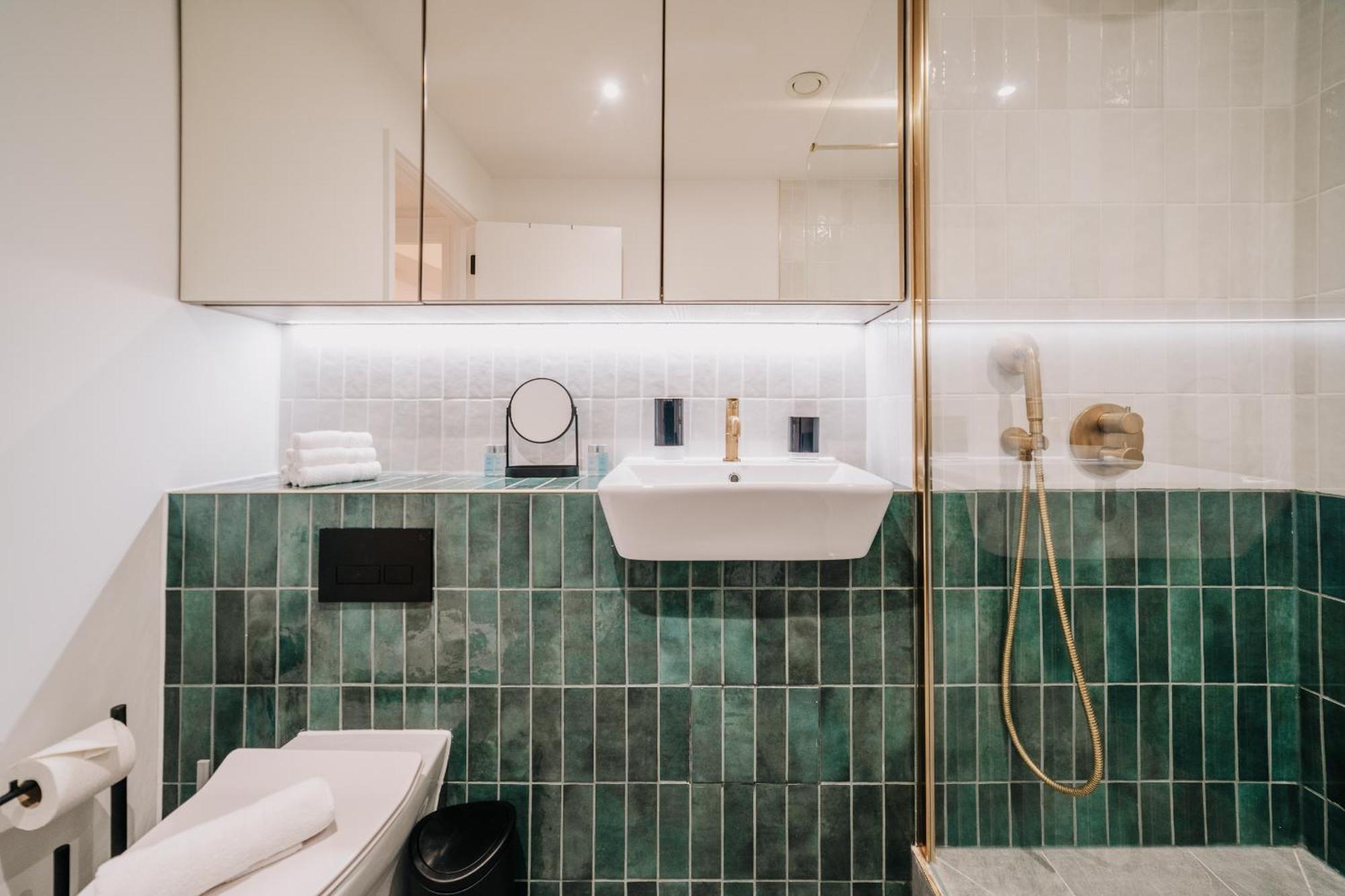 Apartment Grade Ii Listed Unique Gem, Centre, Fast Wifi, Contractors, Family *