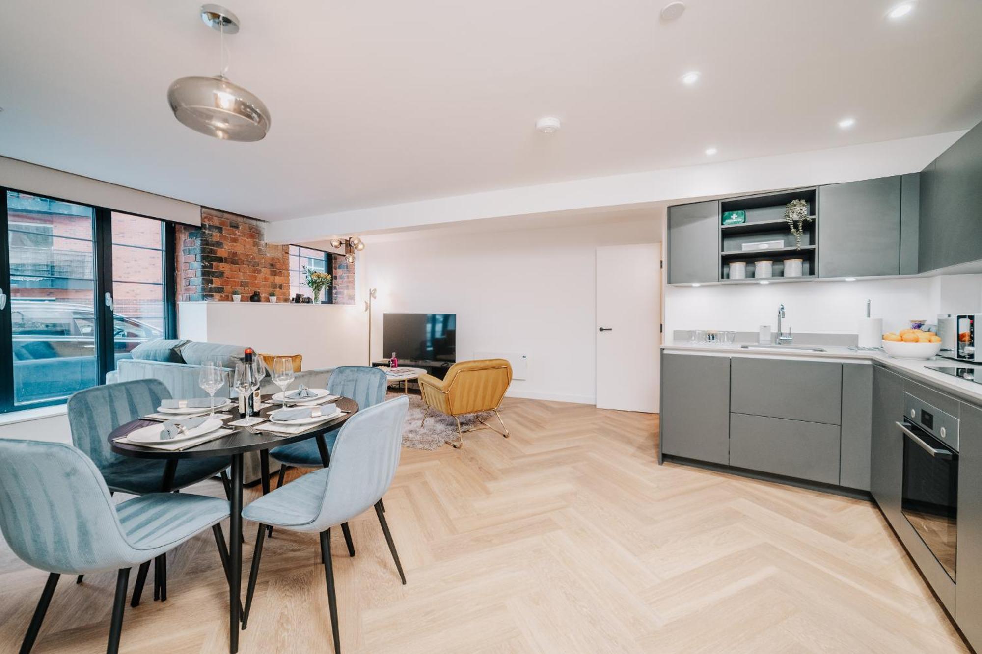 Grade Ii Listed Unique Gem, Centre, Fast Wifi, Contractors, Family Apartment *
