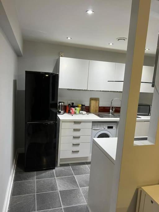 *lux Cosy 2 Bedroom With Parking, Balcony*
