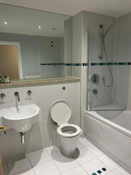 *lux Cosy 2 Bedroom With Parking, Balcony*