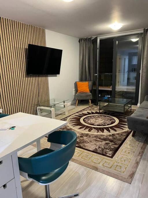 Apartment *lux Cosy 2 Bedroom With Parking, Balcony*
