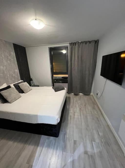 *lux Cosy 2 Bedroom With Parking, Balcony* Apartment