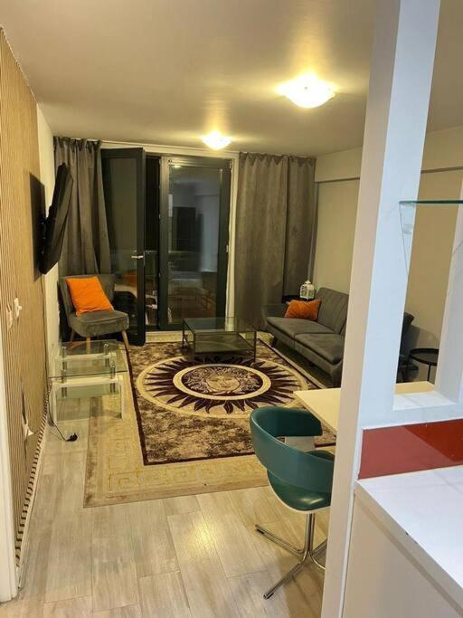*lux Cosy 2 Bedroom With Parking, Balcony* Apartment *