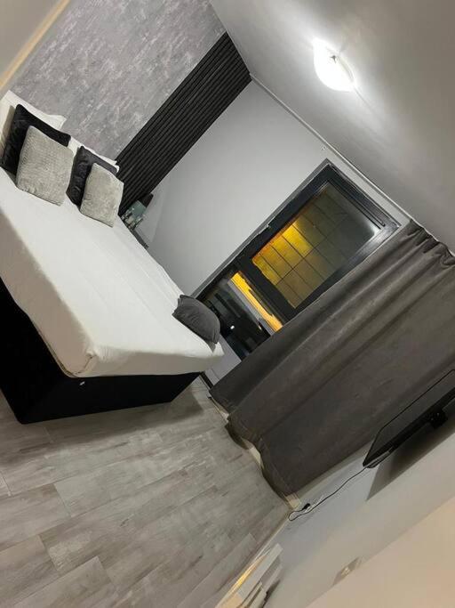 Apartment *lux Cosy 2 Bedroom With Parking, Balcony*