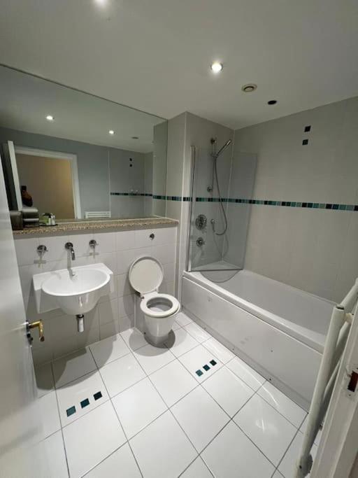 *lux Cosy 2 Bedroom With Parking, Balcony* * Birmingham