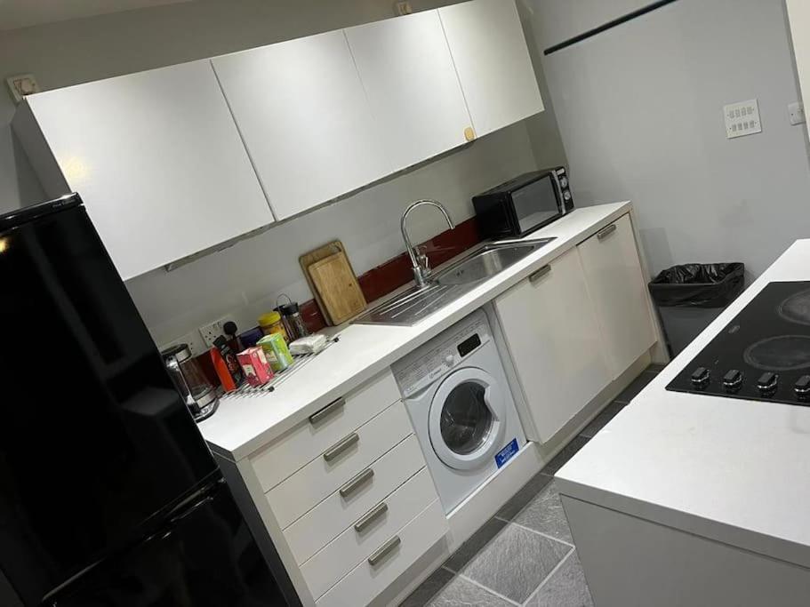 Apartment *lux Cosy 2 Bedroom With Parking, Balcony*