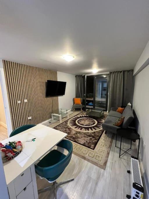 *lux Cosy 2 Bedroom With Parking, Balcony* Birmingham