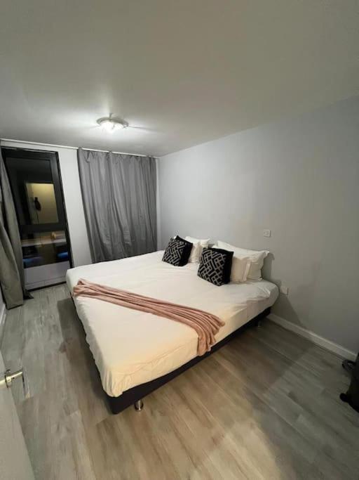 *lux Cosy 2 Bedroom With Parking, Balcony* Birmingham