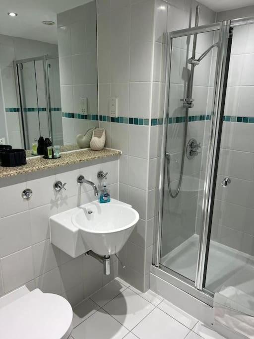 Apartment *lux Cosy 2 Bedroom With Parking, Balcony* *