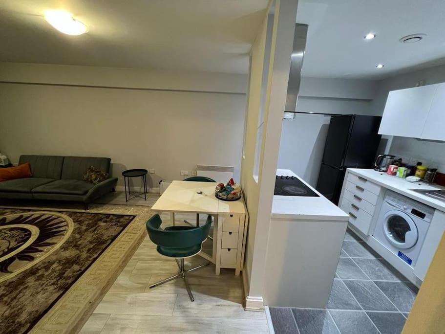 *lux Cosy 2 Bedroom With Parking, Balcony* Apartment