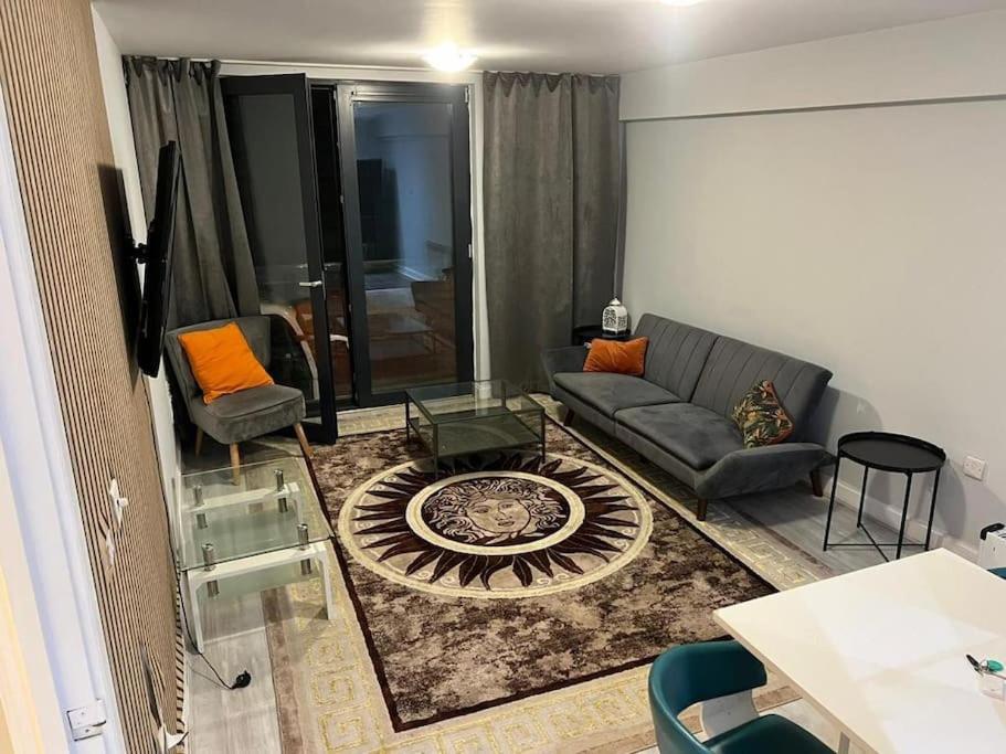 *lux Cosy 2 Bedroom With Parking, Balcony* Apartment