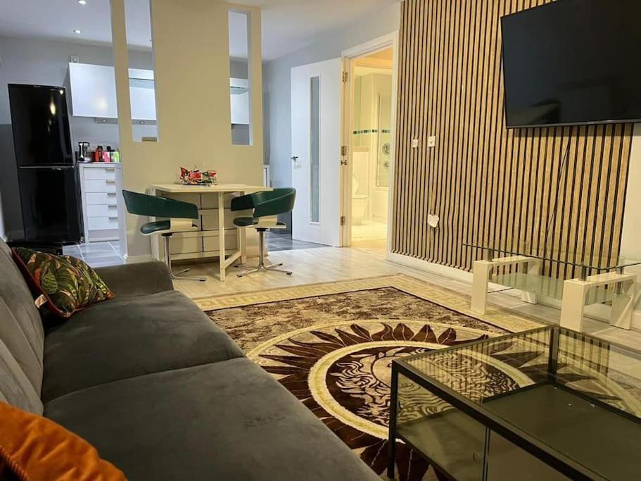 *lux Cosy 2 Bedroom With Parking, Balcony* Apartment