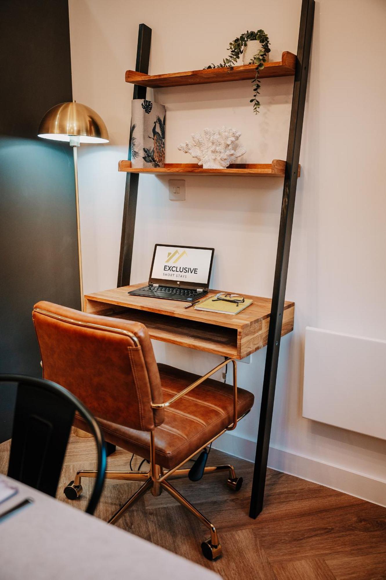 Boutique Grade Ii Listed Gem, Centre, Fast Wifi, Family/ Contractors Apartment