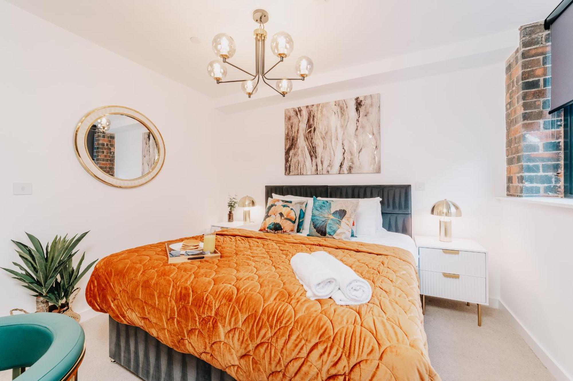 Boutique Grade Ii Listed Gem, Centre, Fast Wifi, Family/ Contractors Apartment