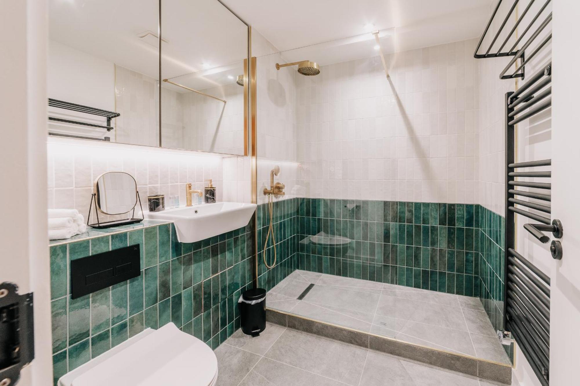 Boutique Grade Ii Listed Gem, Centre, Fast Wifi, Family/ Contractors *