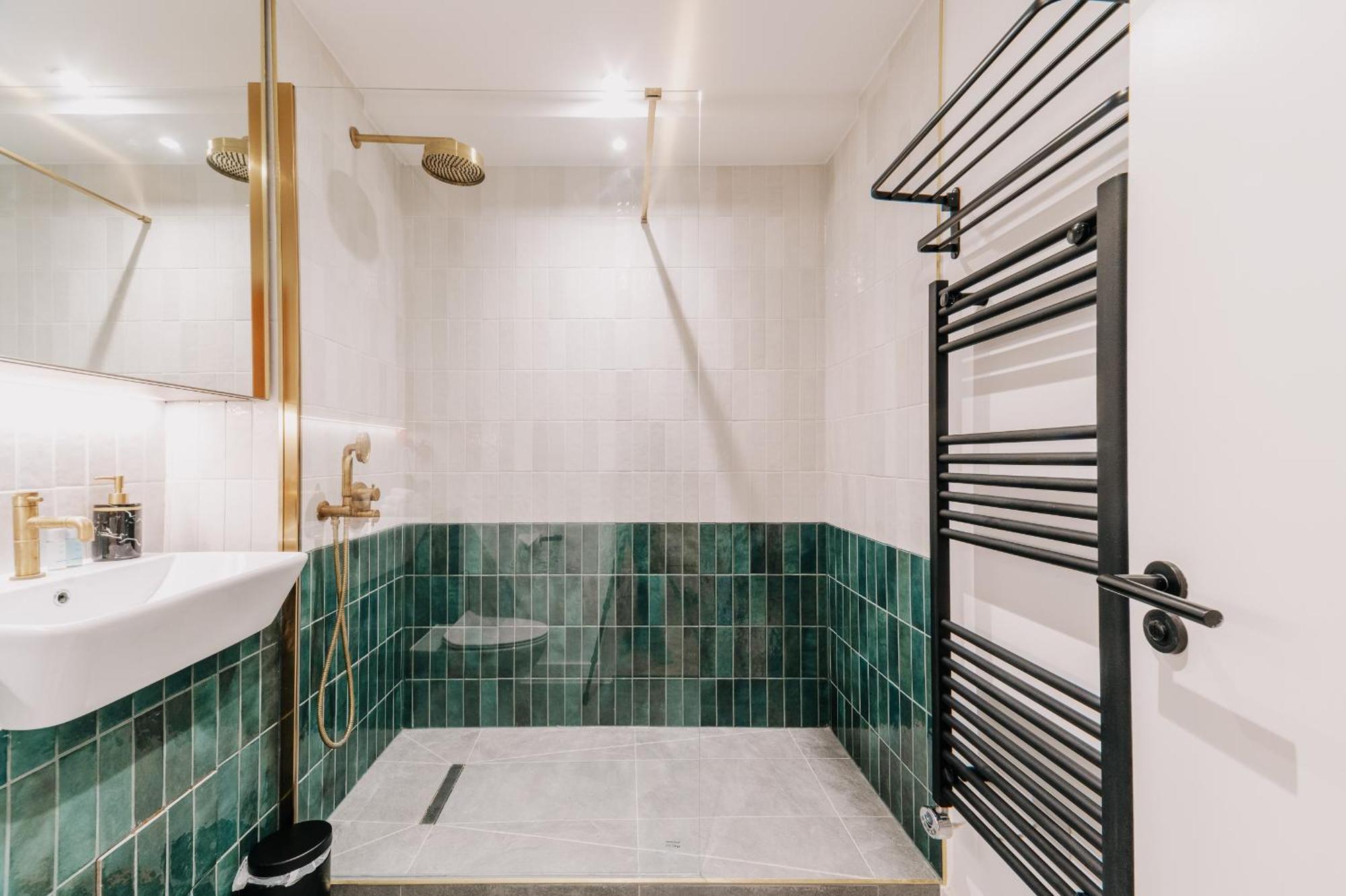 Boutique Grade Ii Listed Gem, Centre, Fast Wifi, Family/ Contractors Apartment *