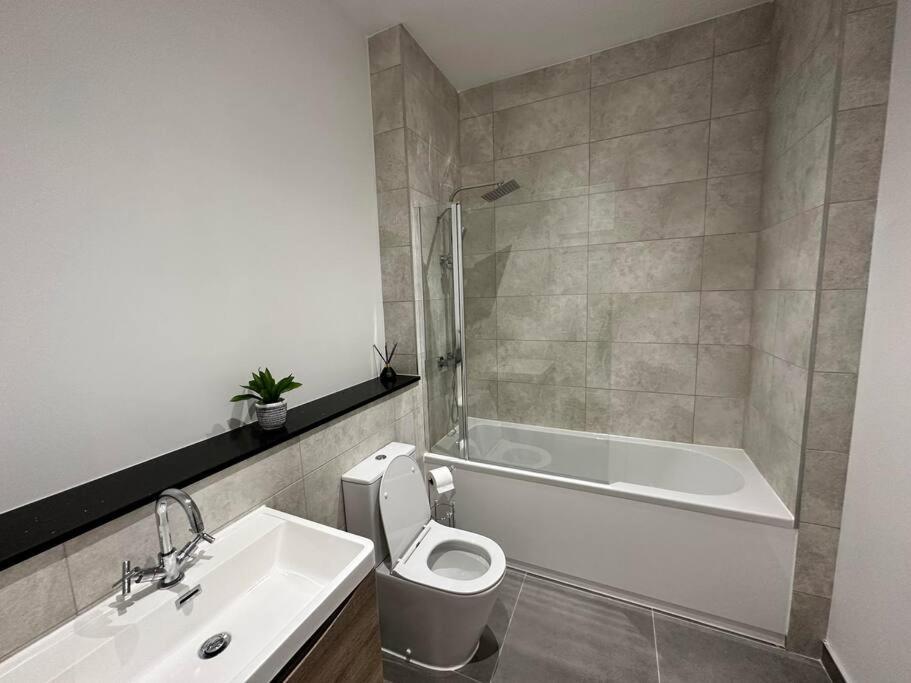 Luxury Jq 2 Bed Flat, Parking Apartment