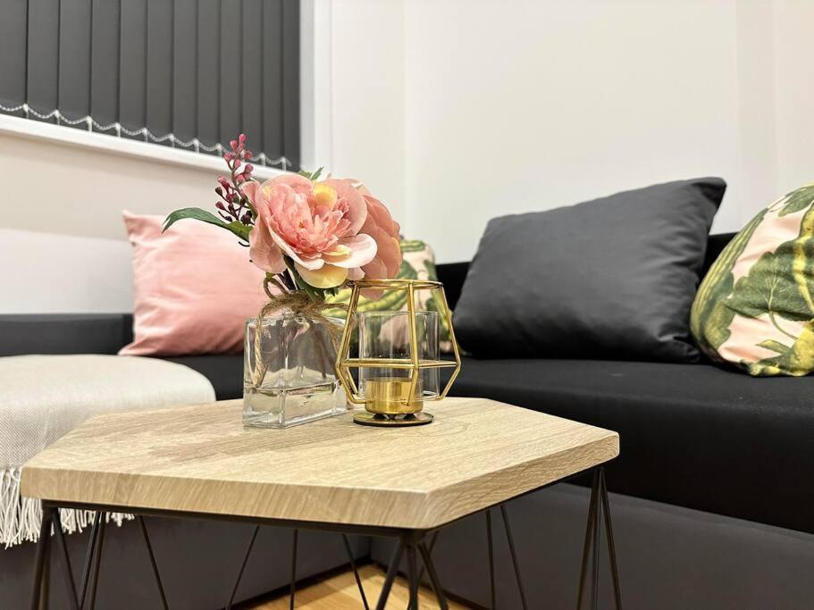 Luxury Jq 2 Bed Flat, Parking *