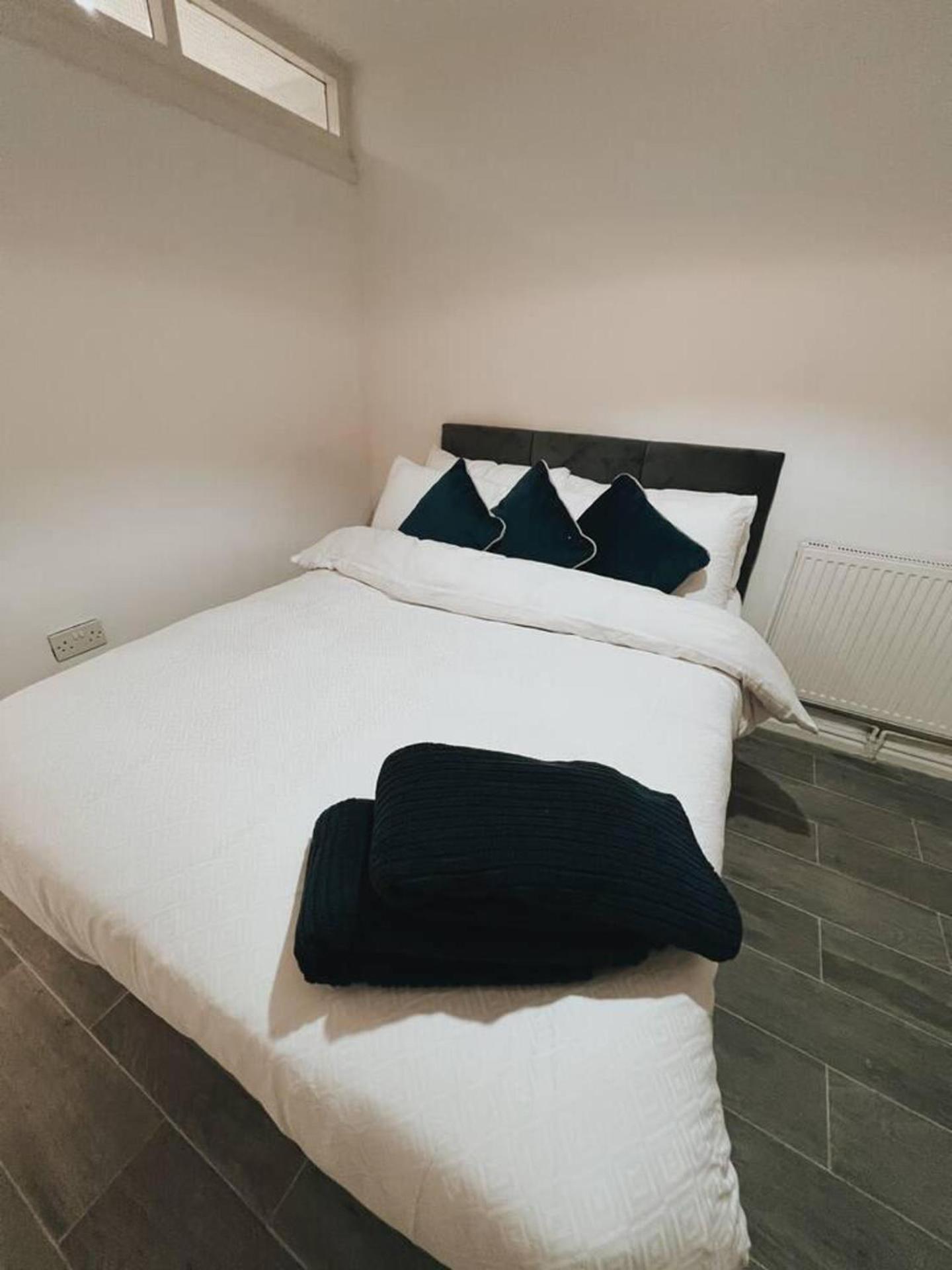 Stunning 3-bed House In Oldbury *