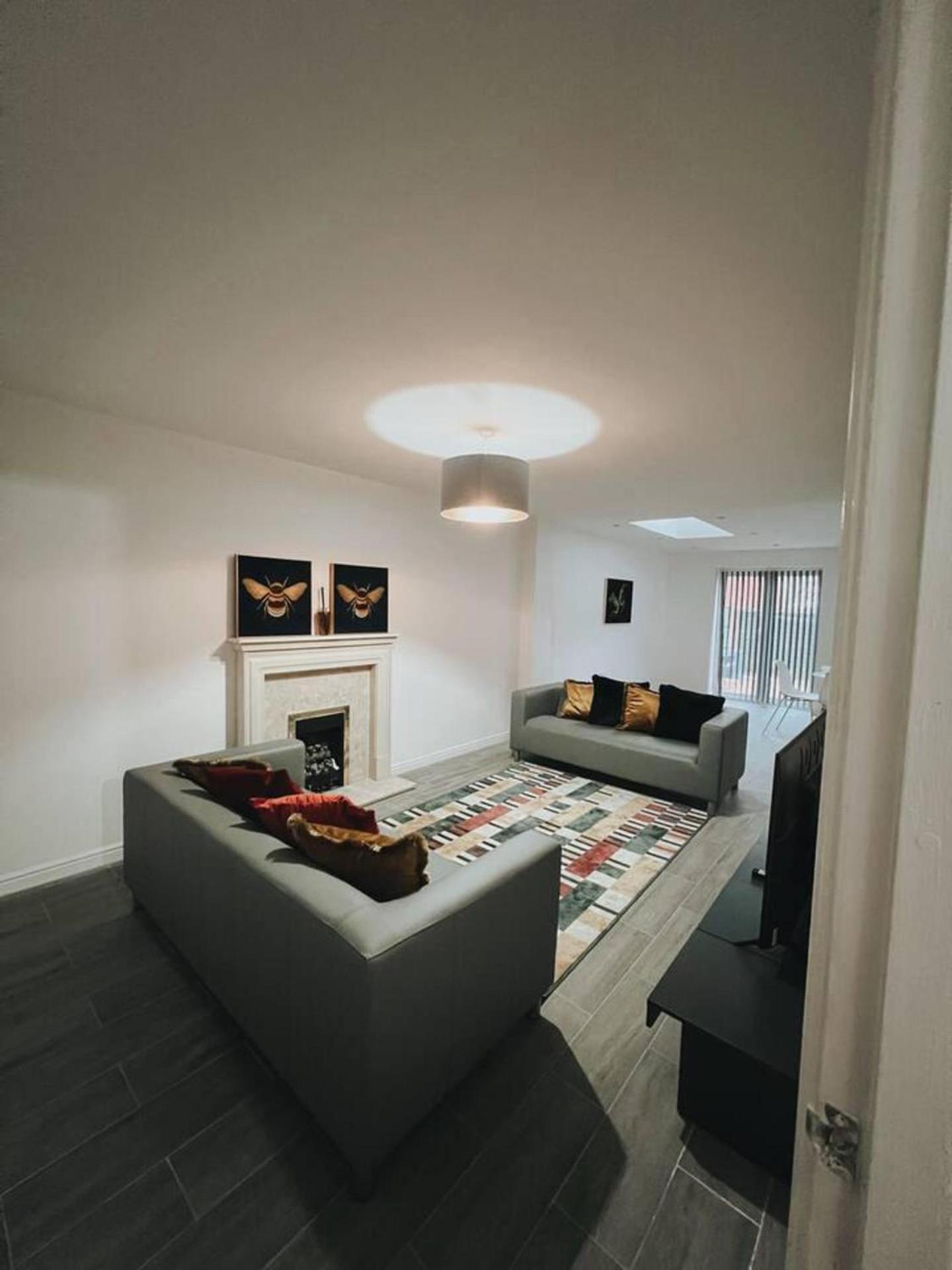 Stunning 3-bed House In Oldbury Holiday home *