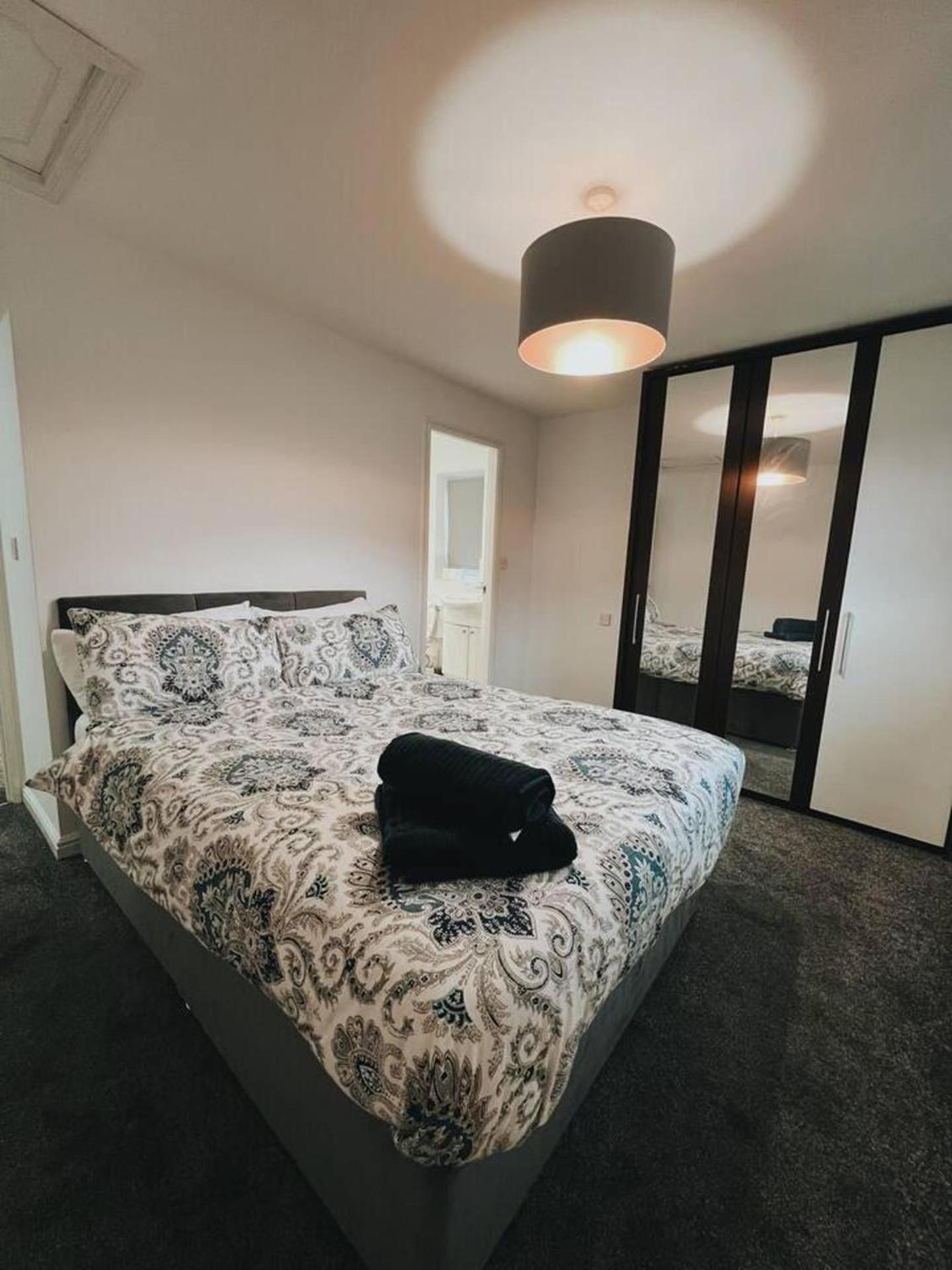 Stunning 3-bed House In Oldbury Holiday home *