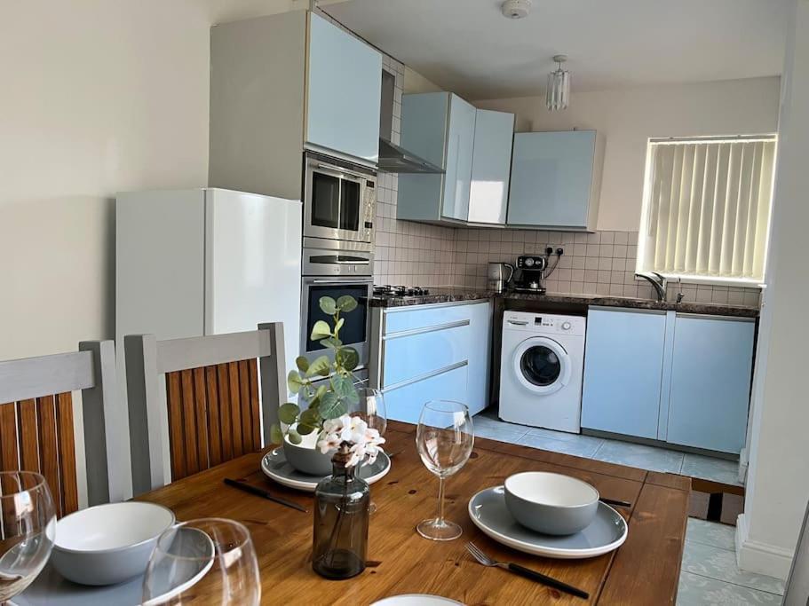One-bedroom Flat With Parking And Garden Apartment *