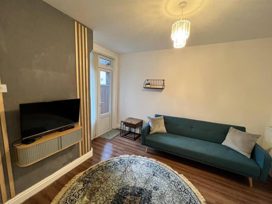 One-bedroom Flat With Parking And Garden Apartment *