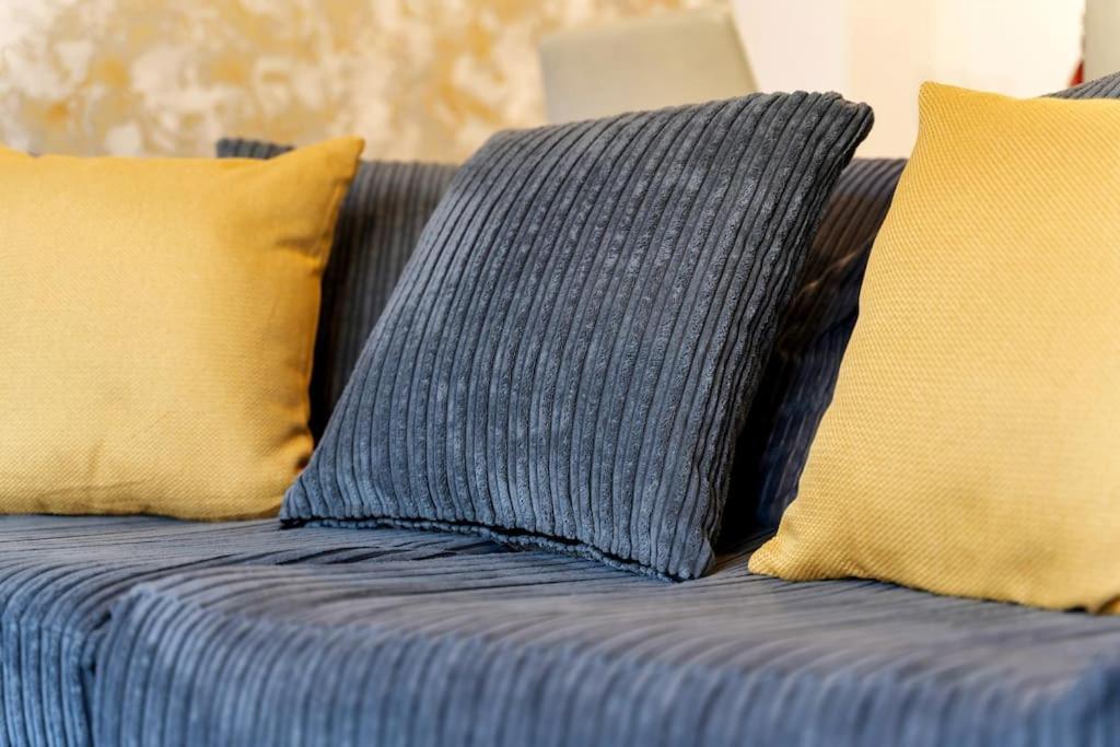 Luxury Centre Townhouse With Free Parking - Sleeps 4 - Perfect For Contractors, Business Travellers, Families And Other Groups - Near Bullring, Newstreet, Selfridges, Nec, Nia & Airport Apartment Birmingham