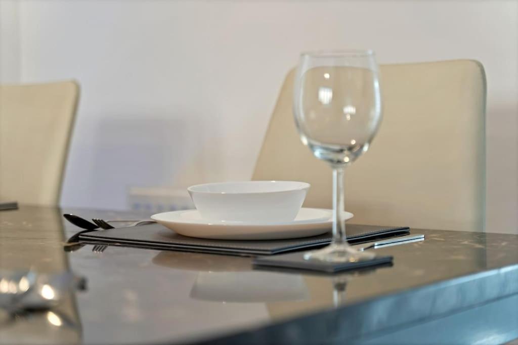 Apartment Luxury Centre Townhouse With Free Parking - Sleeps 4 - Perfect For Contractors, Business Travellers, Families And Other Groups - Near Bullring, Newstreet, Selfridges, Nec, Nia & Airport