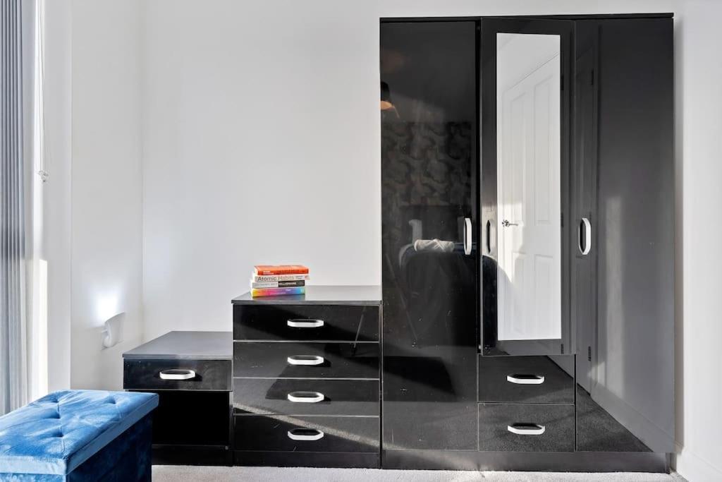 Luxury Centre Townhouse With Free Parking - Sleeps 4 - Perfect For Contractors, Business Travellers, Families And Other Groups - Near Bullring, Newstreet, Selfridges, Nec, Nia & Airport Birmingham
