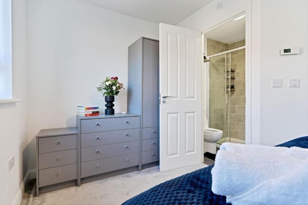 Luxury Centre Townhouse With Free Parking - Sleeps 4 - Perfect For Contractors, Business Travellers, Families And Other Groups - Near Bullring, Newstreet, Selfridges, Nec, Nia & Airport Apartment *