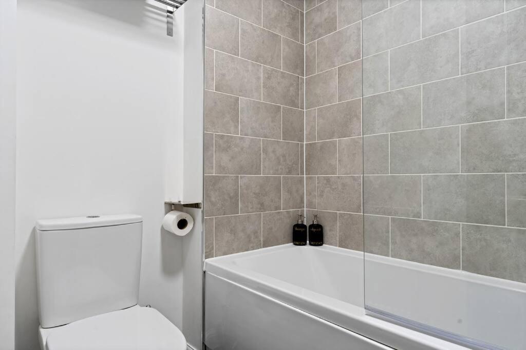 Luxury Centre Townhouse With Free Parking - Sleeps 4 - Perfect For Contractors, Business Travellers, Families And Other Groups - Near Bullring, Newstreet, Selfridges, Nec, Nia & Airport *