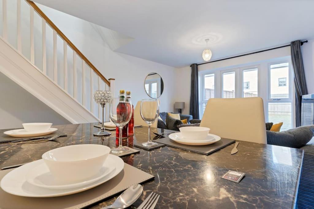 Luxury Centre Townhouse With Free Parking - Sleeps 4 - Perfect For Contractors, Business Travellers, Families And Other Groups - Near Bullring, Newstreet, Selfridges, Nec, Nia & Airport Apartment